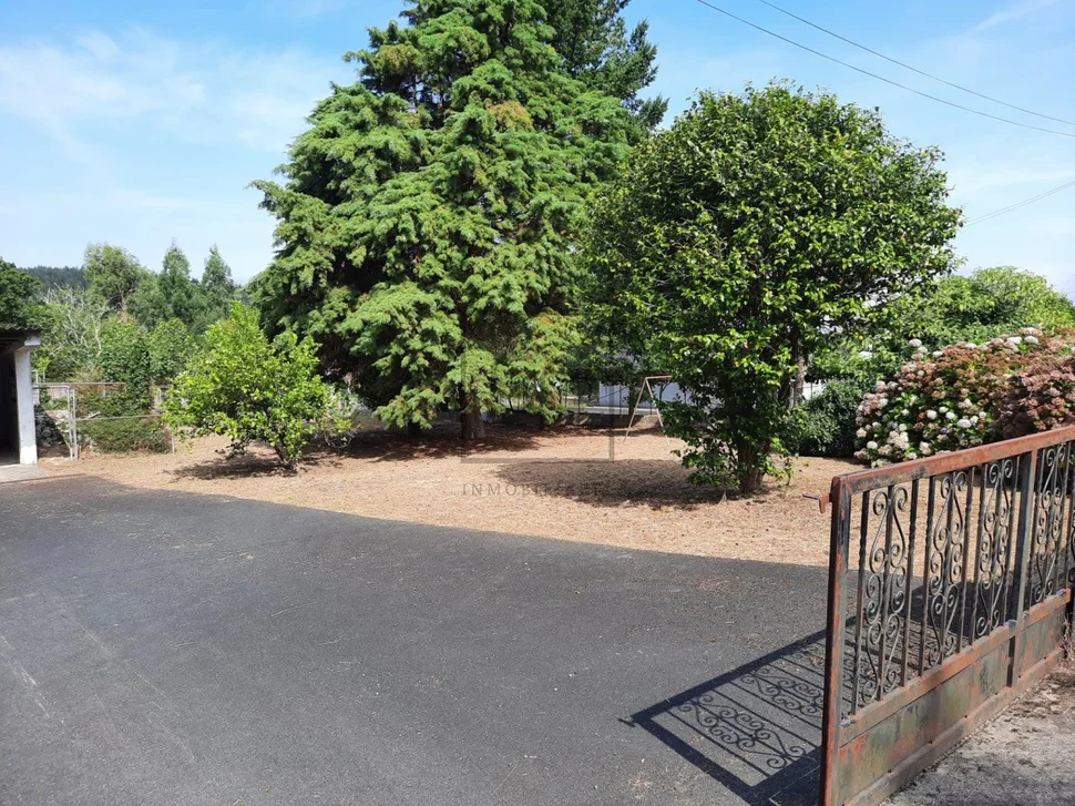 Horno panificador en funcionamiento con dos viviendas independientes en valdoviño, valdoviño