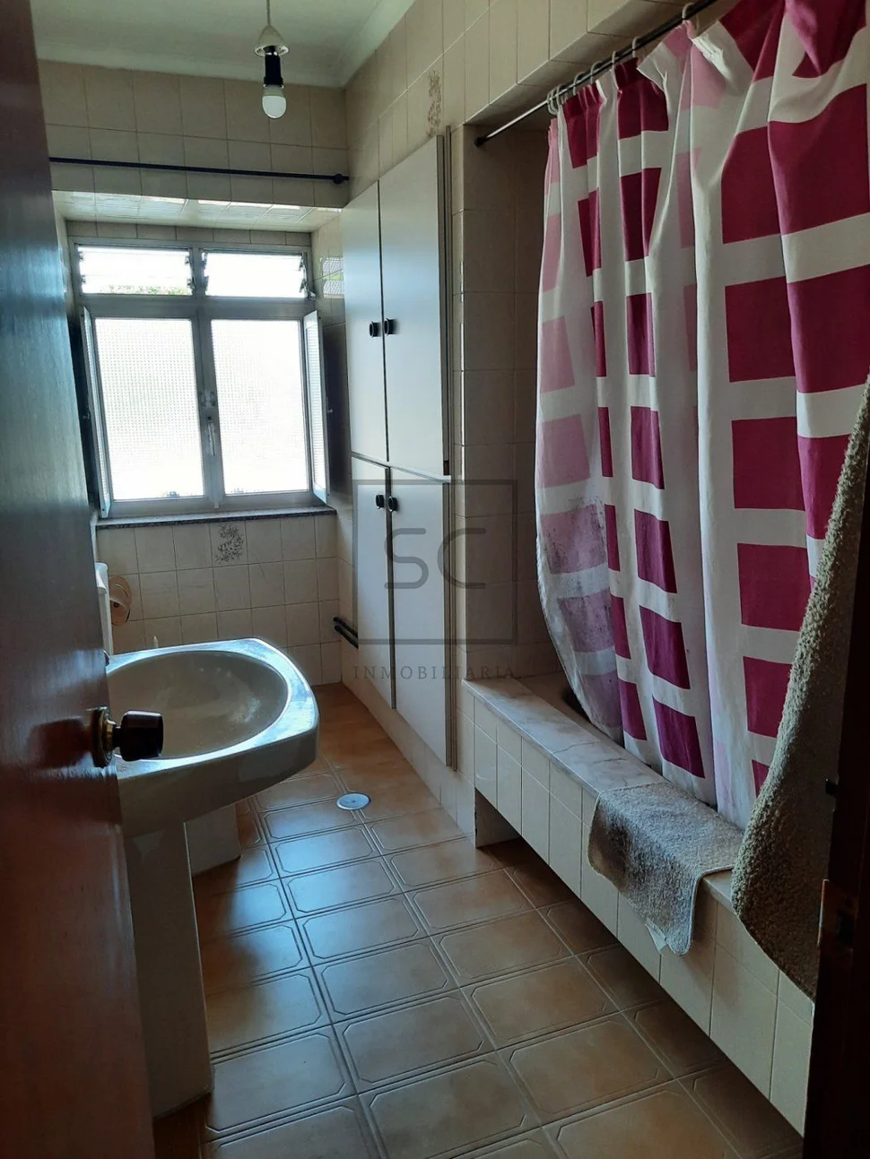 Horno panificador en funcionamiento con dos viviendas independientes en valdoviño, valdoviño