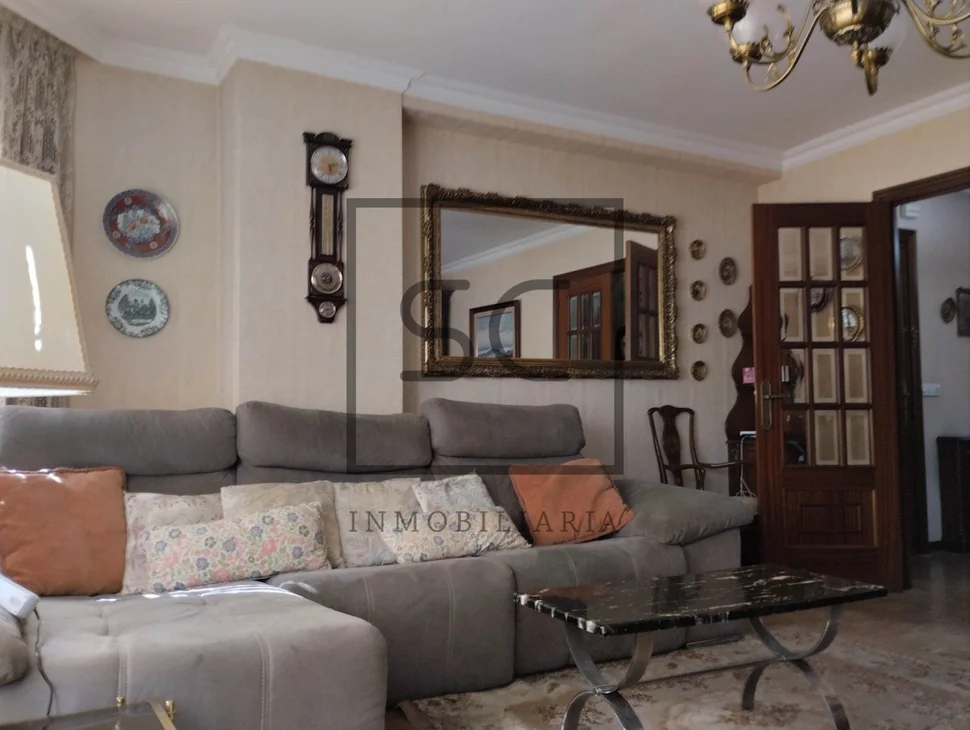 Amplio piso amueblado con garaje y ascensor en elviña, a coruña