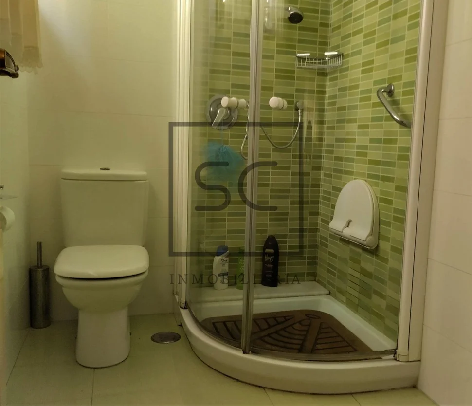 Amplio piso amueblado con garaje y ascensor en elviña, a coruña