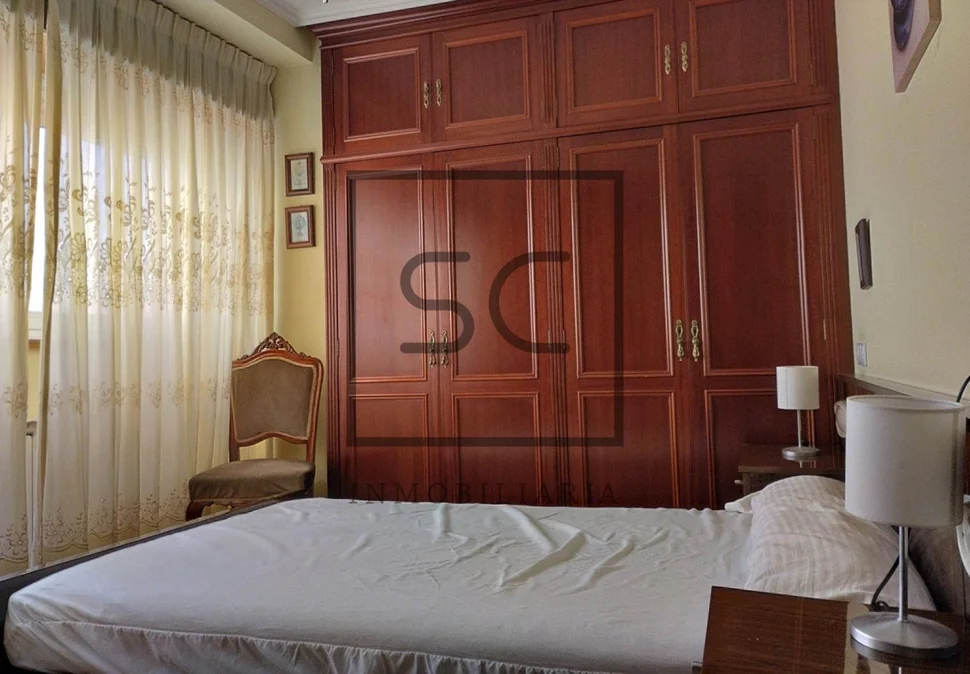 Amplio piso amueblado con garaje y ascensor en elviña, a coruña