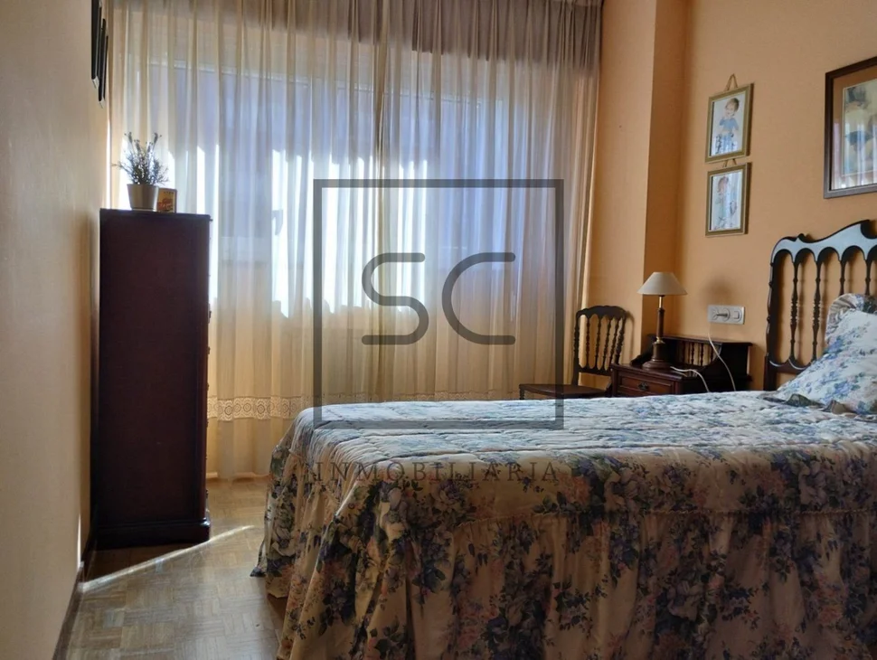 Amplio piso amueblado con garaje y ascensor en elviña, a coruña