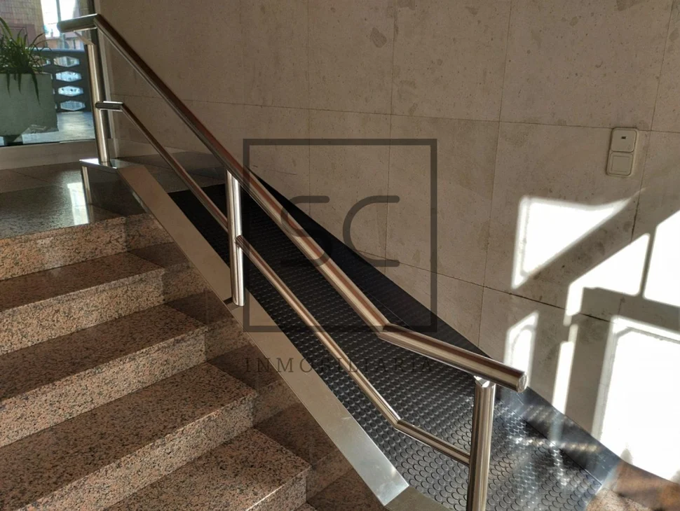 Amplio piso amueblado con garaje y ascensor en elviña, a coruña