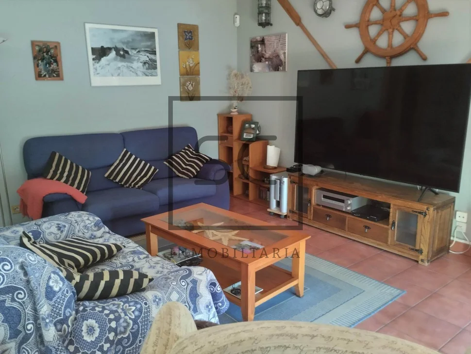 Coqueto chalet pareado con jardín en sigrás, cambre