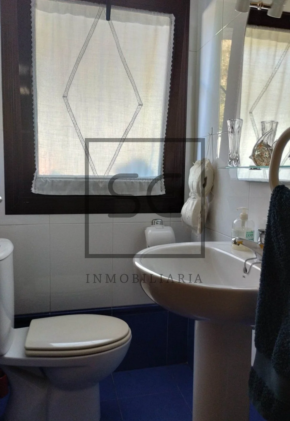 Coqueto chalet pareado con jardín en sigrás, cambre