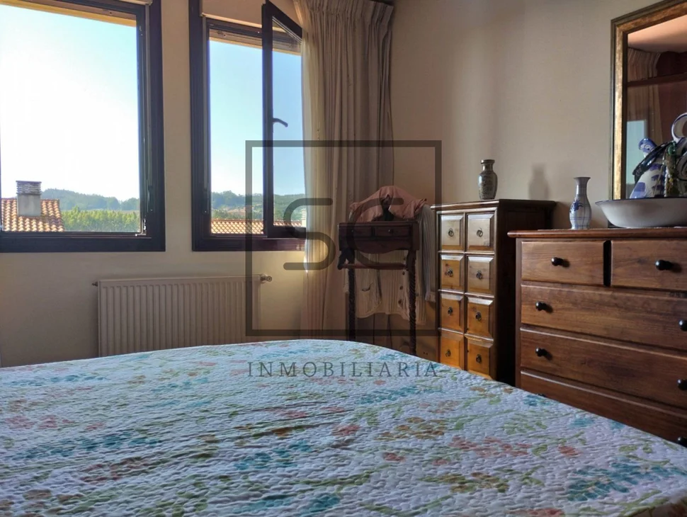 Coqueto chalet pareado con jardín en sigrás, cambre