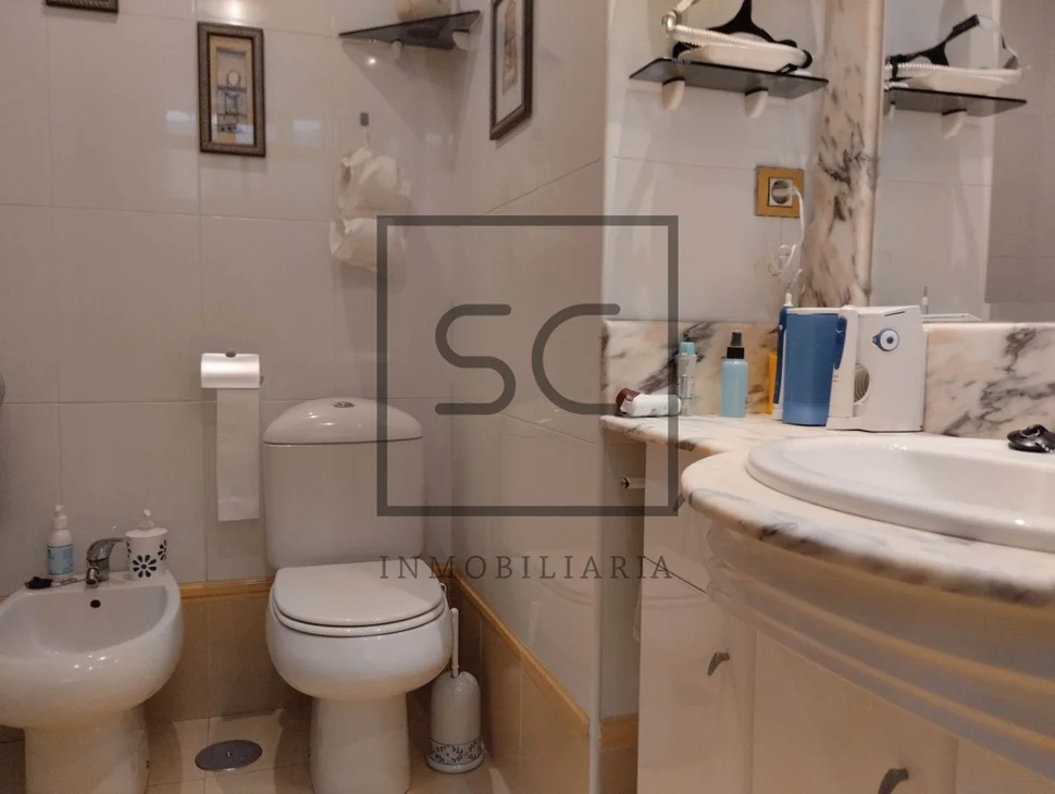 Coqueto chalet pareado con jardín en sigrás, cambre