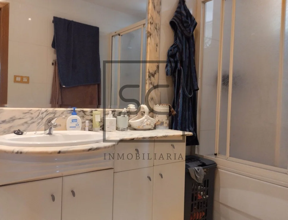 Coqueto chalet pareado con jardín en sigrás, cambre