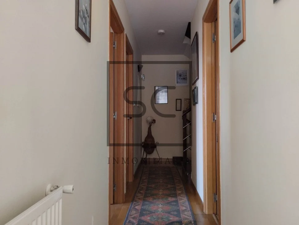 Coqueto chalet pareado con jardín en sigrás, cambre