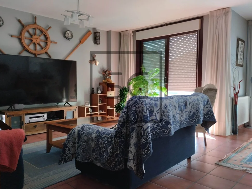 Coqueto chalet pareado con jardín en sigrás, cambre