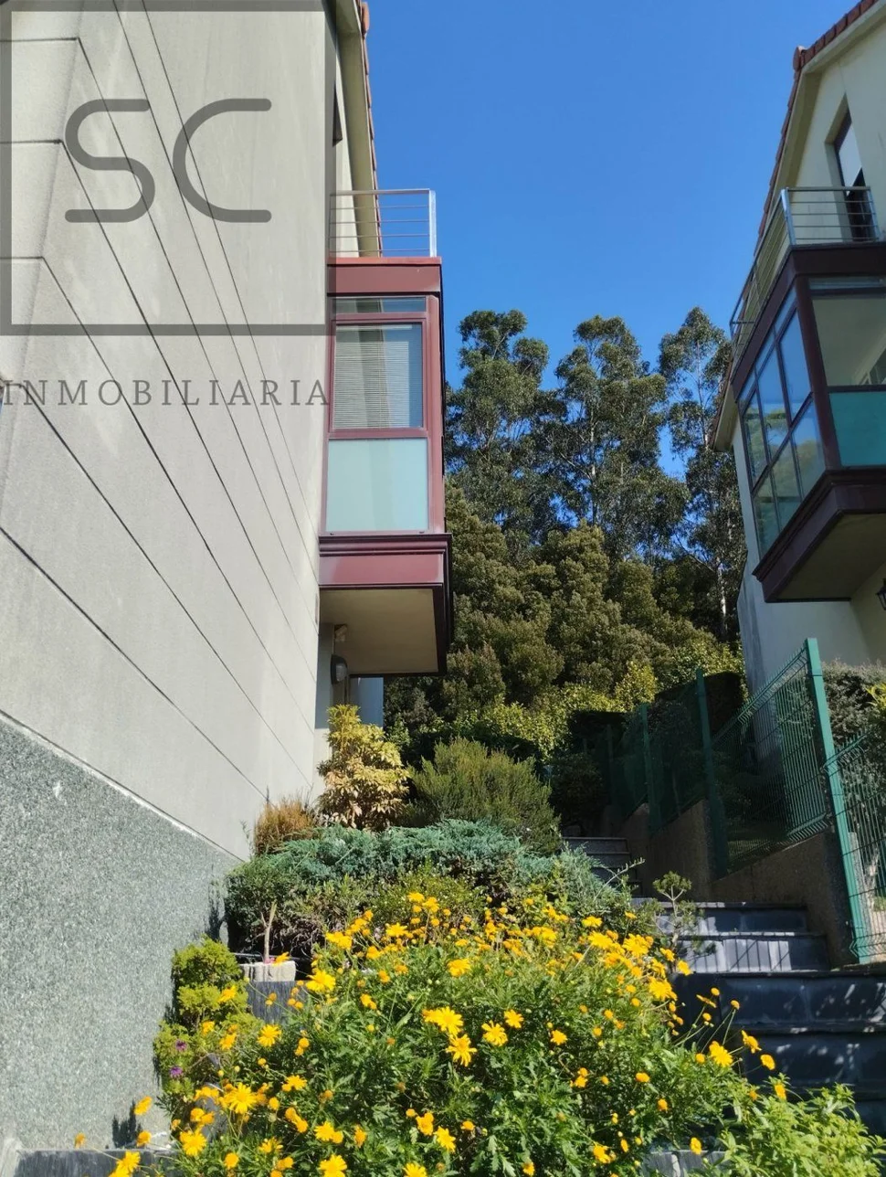 Coqueto chalet pareado con jardín en sigrás, cambre