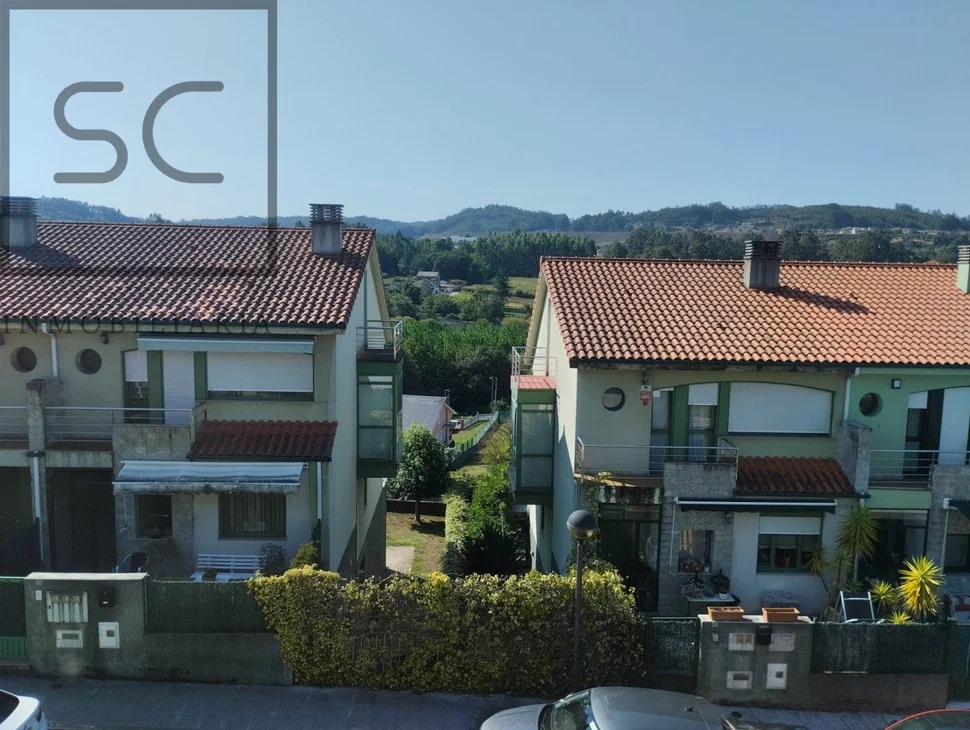 Coqueto chalet pareado con jardín en sigrás, cambre