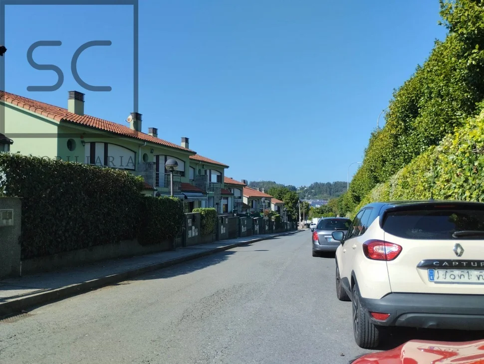 Coqueto chalet pareado con jardín en sigrás, cambre