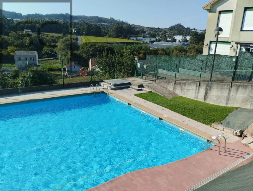 Coqueto chalet pareado con jardín en sigrás, cambre