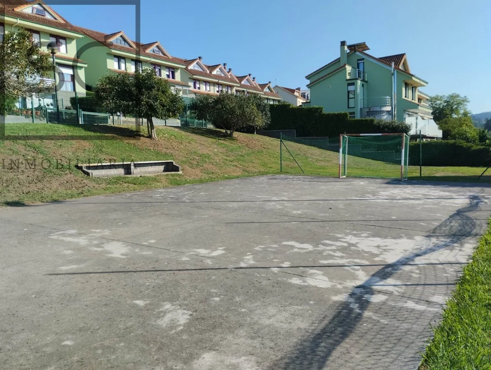 Coqueto chalet pareado con jardín en sigrás, cambre