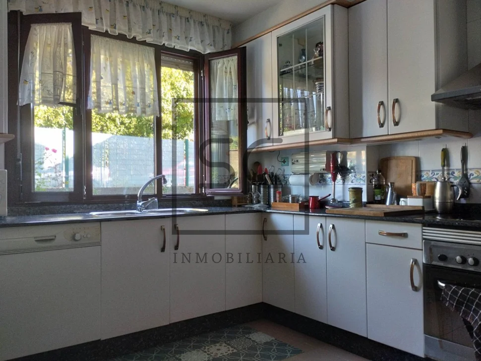 Coqueto chalet pareado con jardín en sigrás, cambre