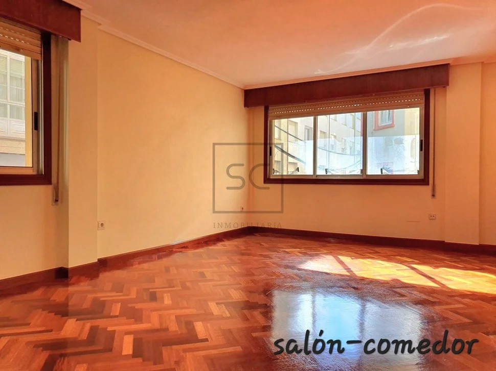 Piso con garaje y patio en magdalena, ferrol