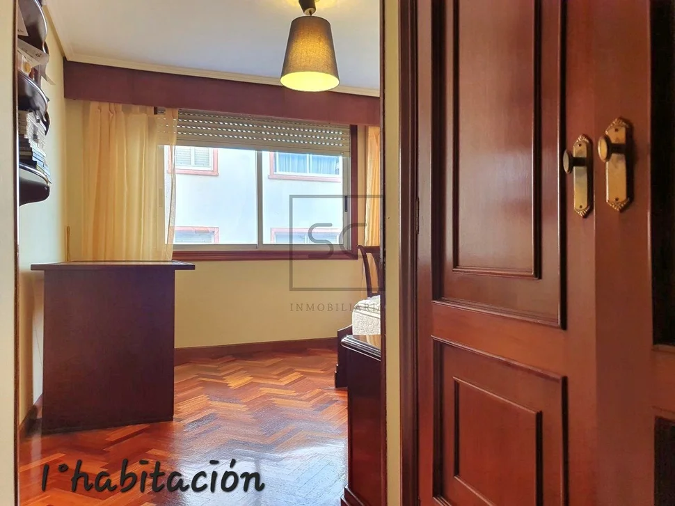 Piso con garaje y patio en magdalena, ferrol