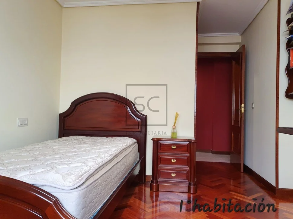 Piso con garaje y patio en magdalena, ferrol