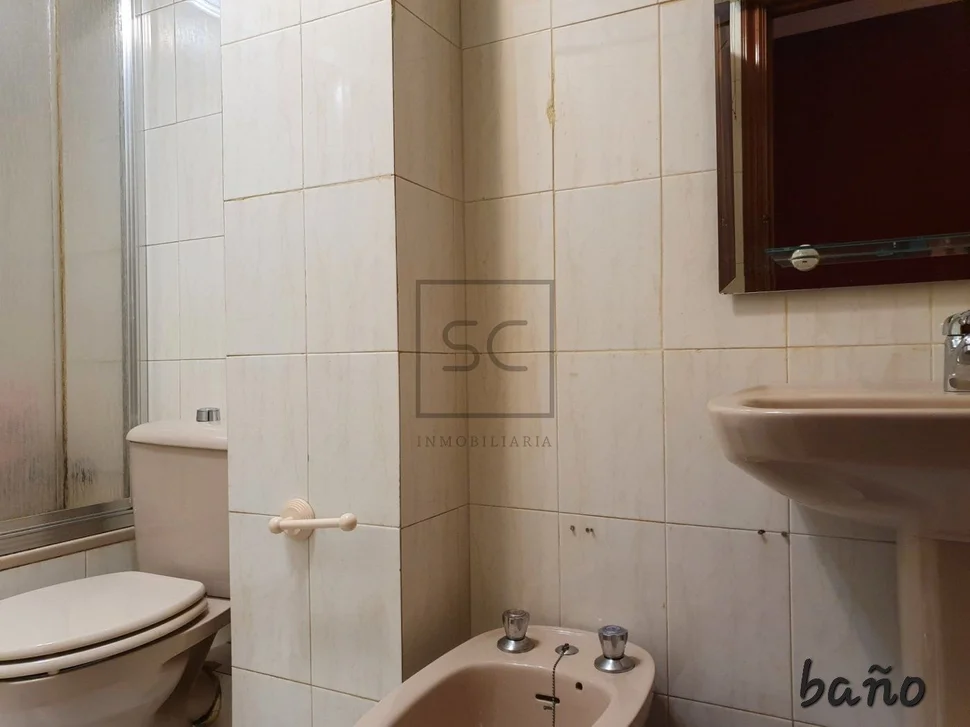 Piso con garaje y patio en magdalena, ferrol