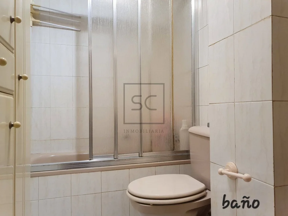 Piso con garaje y patio en magdalena, ferrol