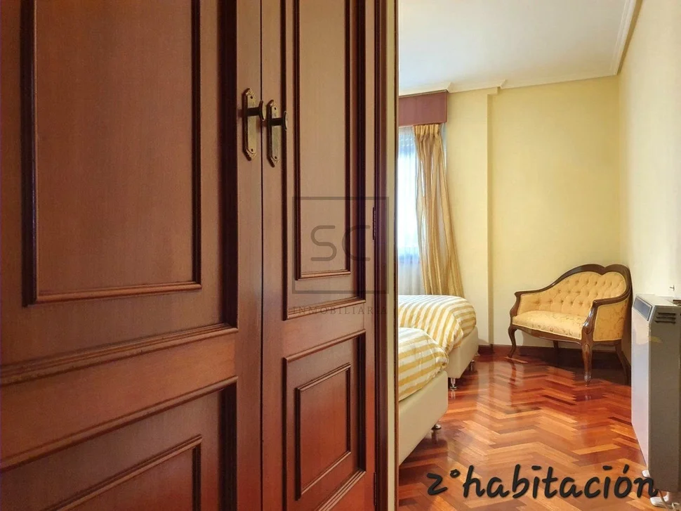 Piso con garaje y patio en magdalena, ferrol