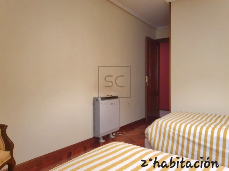 Piso con garaje y patio en magdalena, ferrol