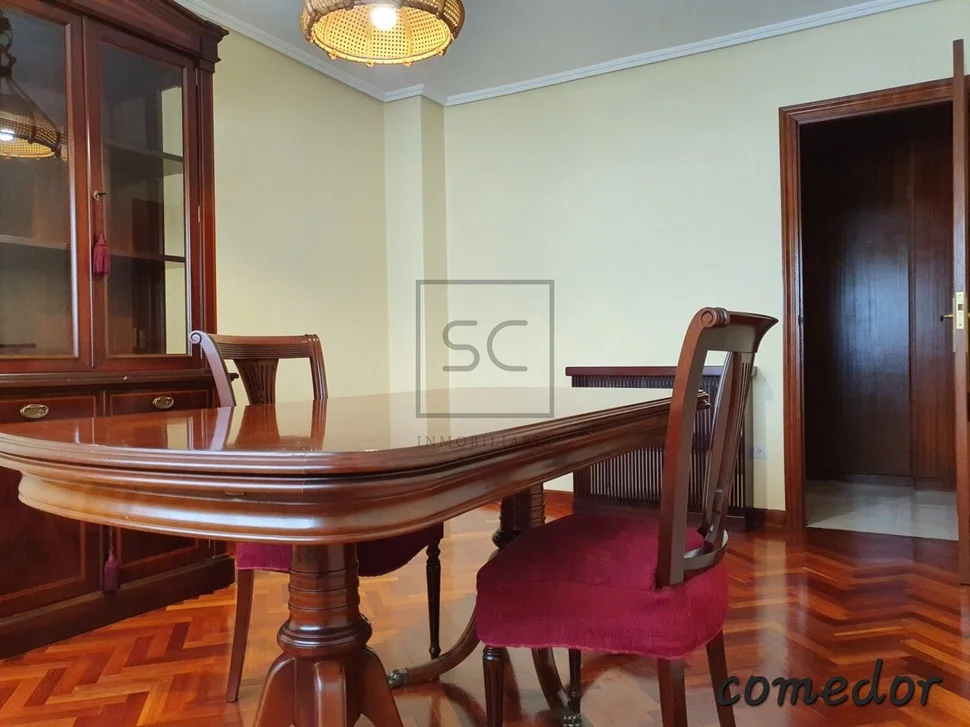 Piso con garaje y patio en magdalena, ferrol