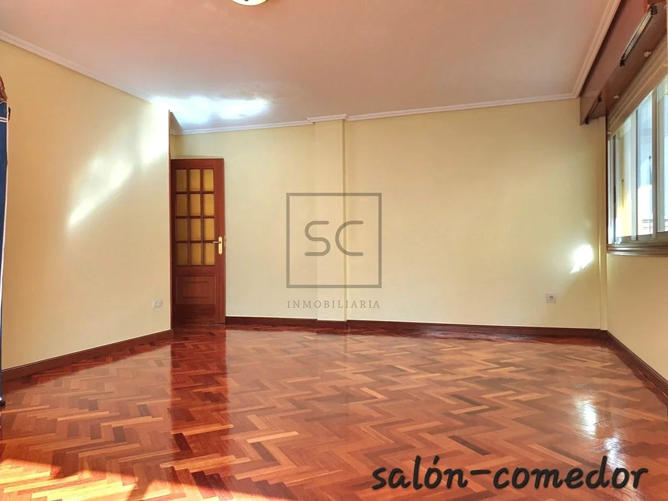 Piso con garaje y patio en magdalena, ferrol