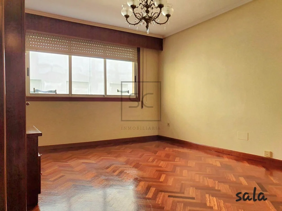 Piso con garaje y patio en magdalena, ferrol