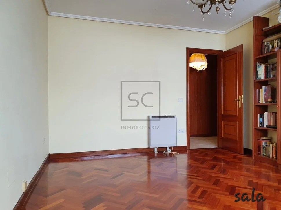 Piso con garaje y patio en magdalena, ferrol