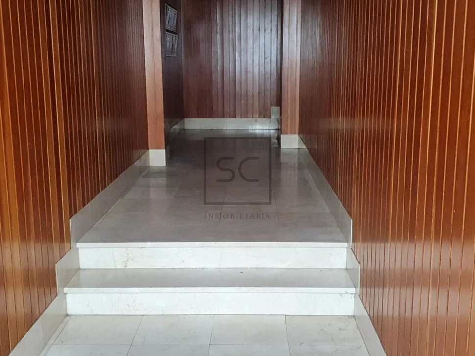 Piso con garaje y patio en magdalena, ferrol