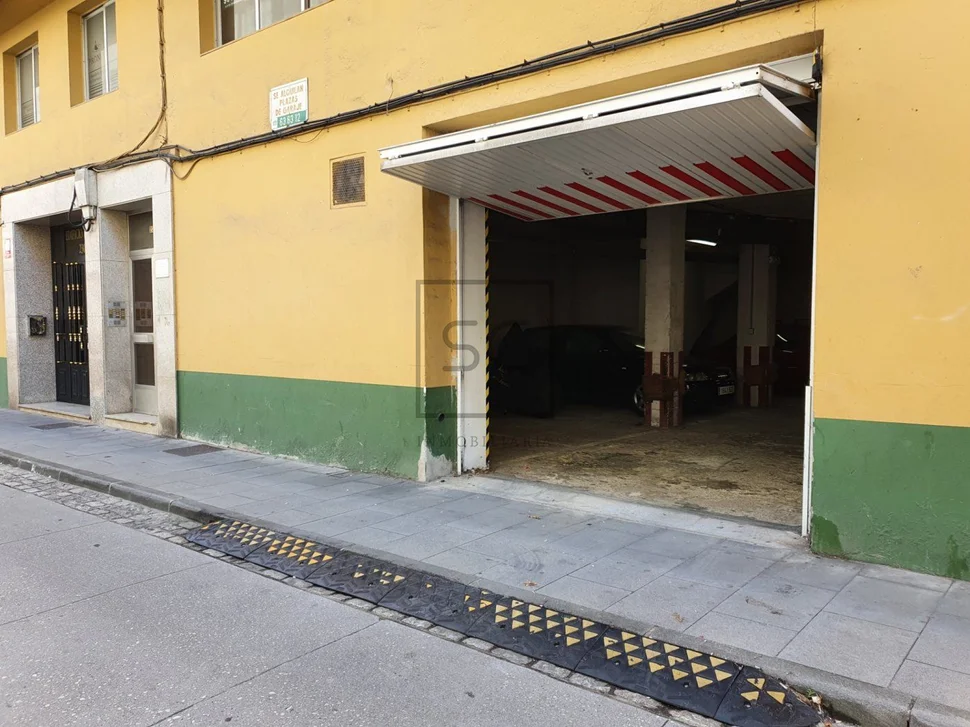 Piso con garaje y patio en magdalena, ferrol