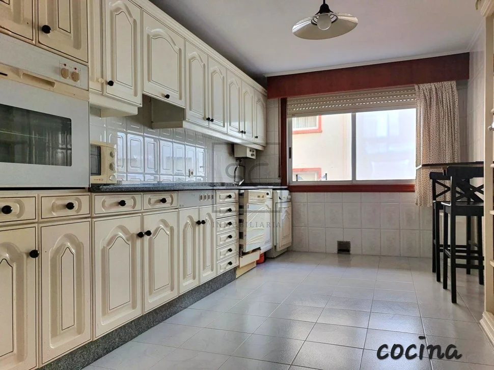 Piso con garaje y patio en magdalena, ferrol