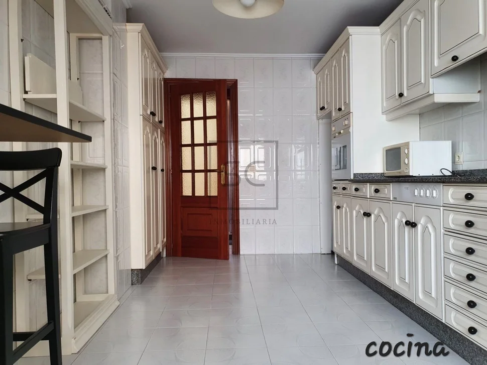 Piso con garaje y patio en magdalena, ferrol