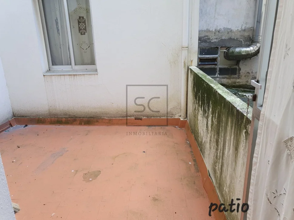Piso con garaje y patio en magdalena, ferrol