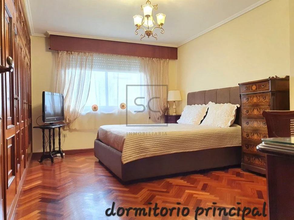 Piso con garaje y patio en magdalena, ferrol