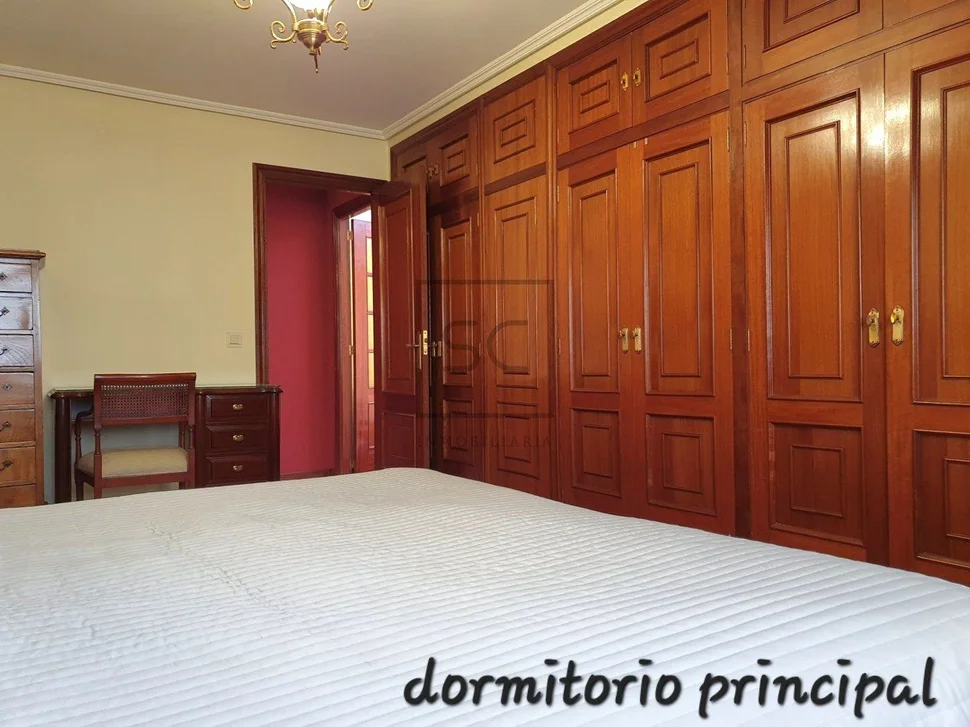 Piso con garaje y patio en magdalena, ferrol