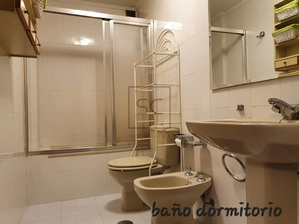 Piso con garaje y patio en magdalena, ferrol