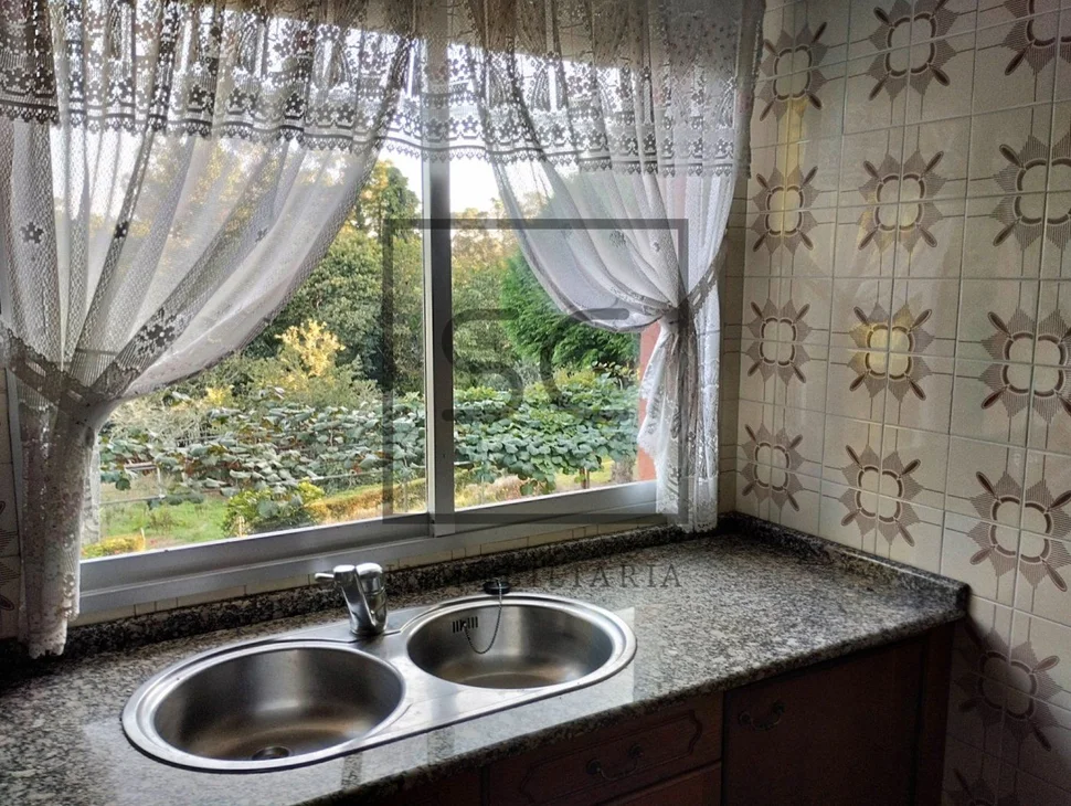 Amplia casa con terreno en bemantes, miño