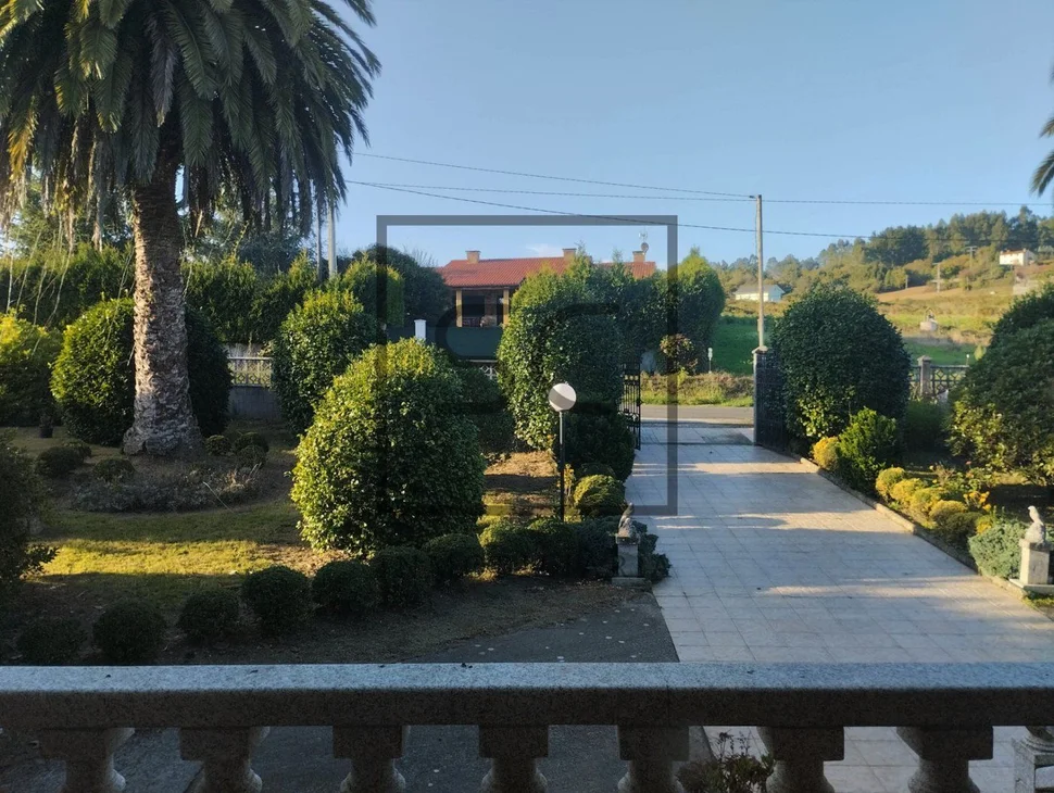 Amplia casa con terreno en bemantes, miño