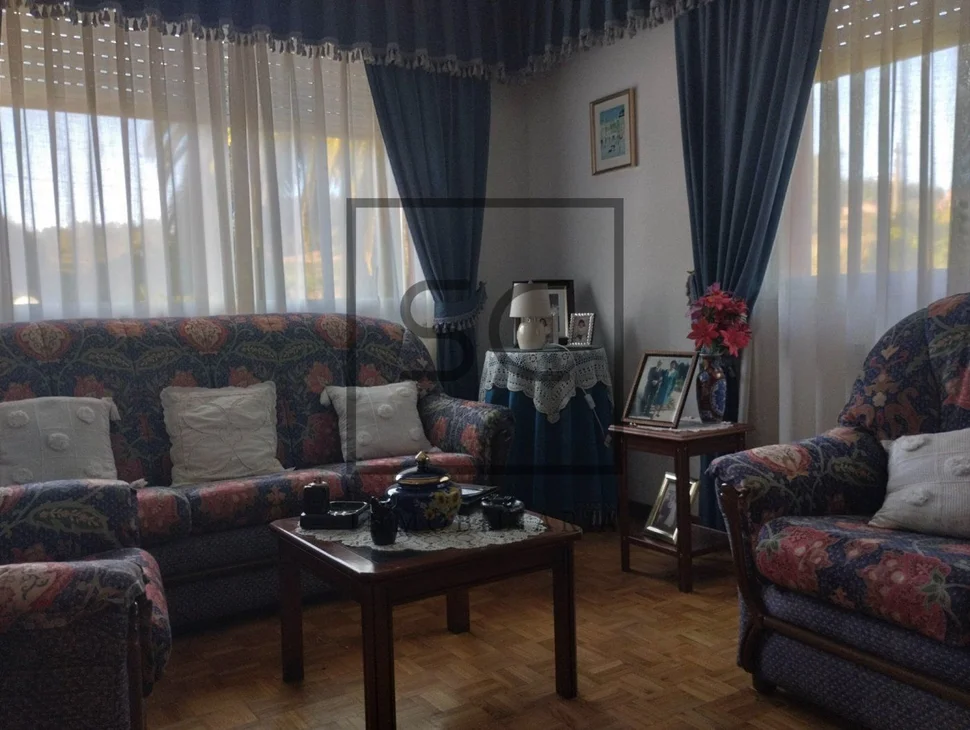 Amplia casa con terreno en bemantes, miño