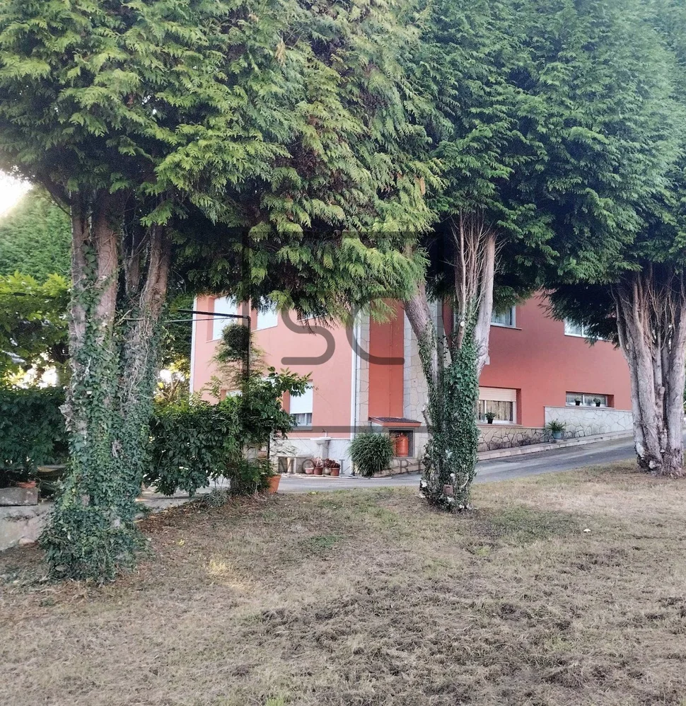 Amplia casa con terreno en bemantes, miño