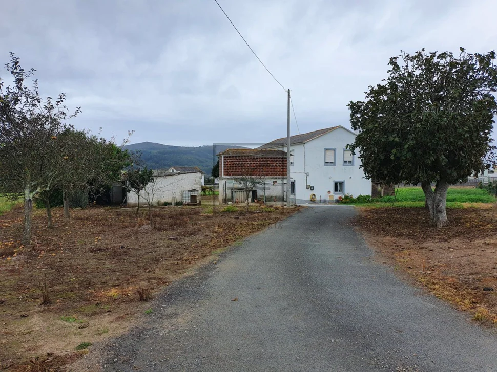 Casa con garaje y finca en meirás, valdoviño
