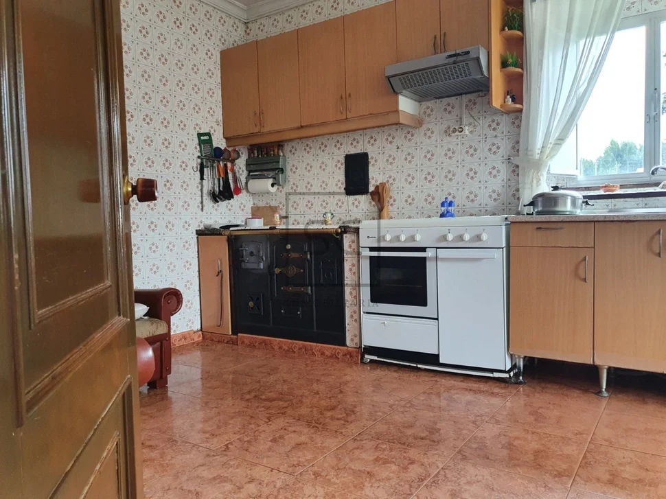 Casa con garaje y finca en meirás, valdoviño