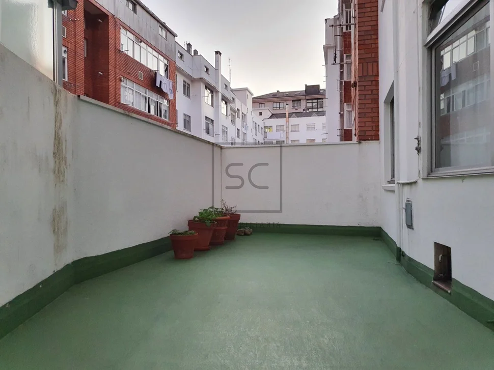 Piso con terraza, garaje y trasteros en porta nova, ferrol