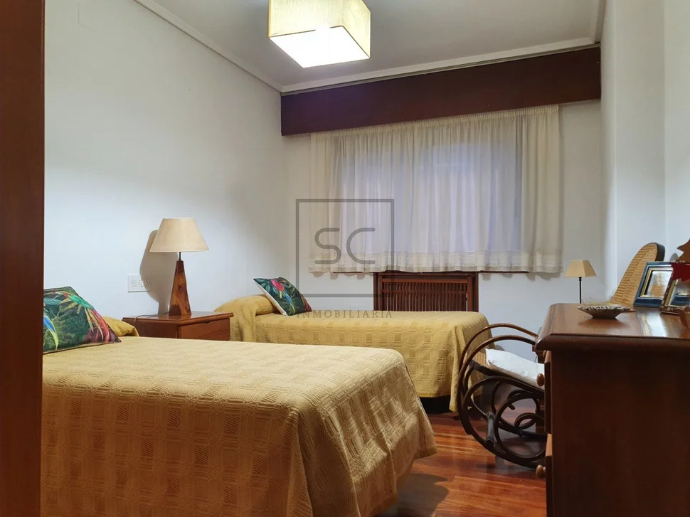 Piso con terraza, garaje y trasteros en porta nova, ferrol