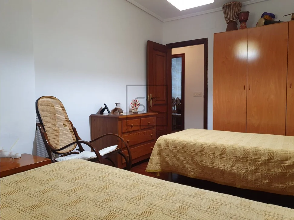 Piso con terraza, garaje y trasteros en porta nova, ferrol