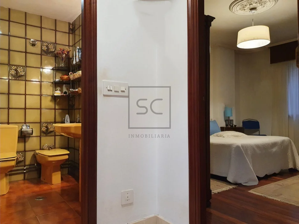 Piso con terraza, garaje y trasteros en porta nova, ferrol