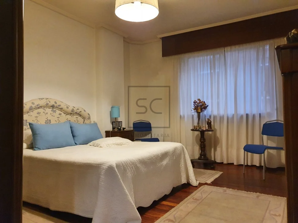 Piso con terraza, garaje y trasteros en porta nova, ferrol